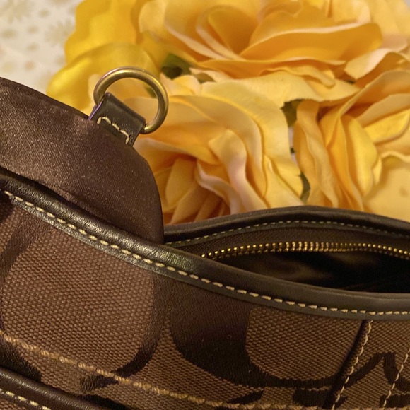 Beautiful Coach shoulder Bag 
EXCELLENT CONDITION 
🤎🤎
Perfect size for everyday - Picture 7 of 8